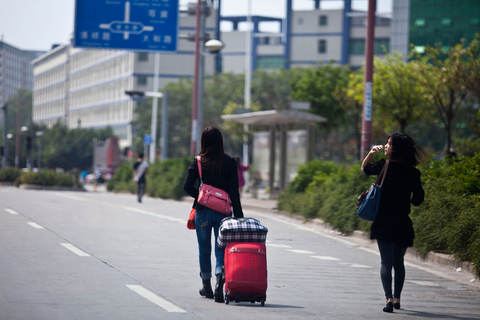 2013年2月19日，深圳龙华富士康厂区门口，发现往年的招聘盛景不再。据富士康内部消息透露，2013年3月份之前，包括深圳在内的富士康内地厂区将“一刀切”一人不招。此次暂停招聘原因仍不清楚。   CFP