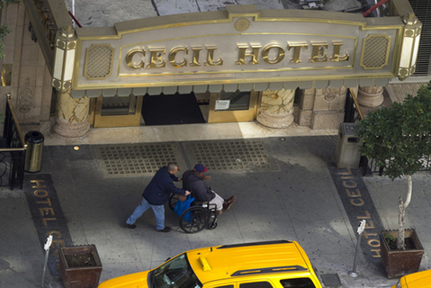 塞西尔酒店：多次发生凶案已成旅游景点。地时间2013年2月21日，美国洛杉矶塞西尔酒店，华裔女孩蓝可儿在顶楼水箱诡异身亡。塞西尔酒店有约700间客房，房客以大学生和游客为主。此外，酒店还有大量无家可归的长期住户。    Damian Dovarganes/东方IC