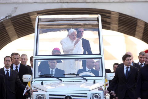 2月27日，梵蒂冈梵蒂冈城，突然宣布将退位的天主教皇本笃十六世周三在圣彼得广场最后一次接见信众。   Franco Origlia/Getty Images/CFP