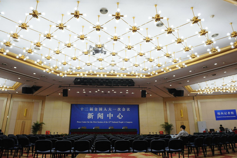 2月27日，北京，2013年全国两会新闻中心装修布置完毕，工作人员紧张忙碌做好各项准备工作。    麦田/CFP