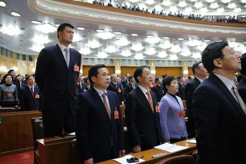 姚明坐“特殊大号”椅子出席政协会议