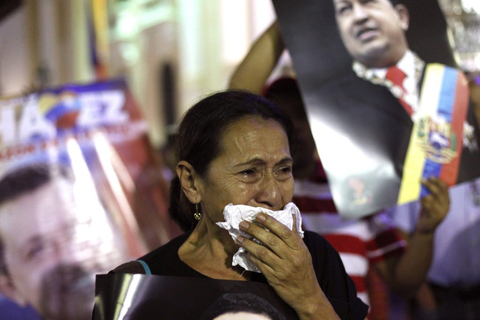 北京时间2013年3月6日6时，委内瑞拉副总统马杜罗宣布，总统查韦斯已经逝世。民众在得知这一消息后自发悼念。   CFP