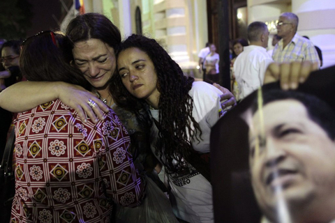 北京时间2013年3月6日6时，委内瑞拉副总统马杜罗宣布，总统查韦斯已经逝世。民众在得知这一消息后自发悼念。   CFP