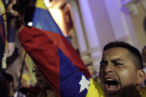 北京时间2013年3月6日6时，委内瑞拉副总统马杜罗宣布，总统查韦斯已经逝世。民众在得知这一消息后自发悼念。   CFP