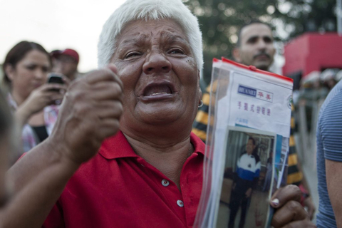 北京时间2013年3月6日6时，委内瑞拉副总统马杜罗宣布，总统查韦斯已经逝世。民众在得知这一消息后自发悼念。   CFP