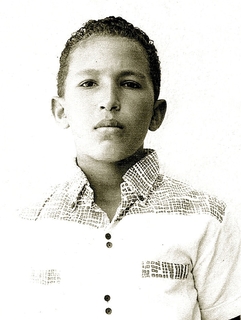 1954年7月28日，查韦斯出生在委内瑞拉的巴里纳斯州，他的父母是学校老师，有六个孩子，家境拮据。图为查韦斯幼年时照片。
