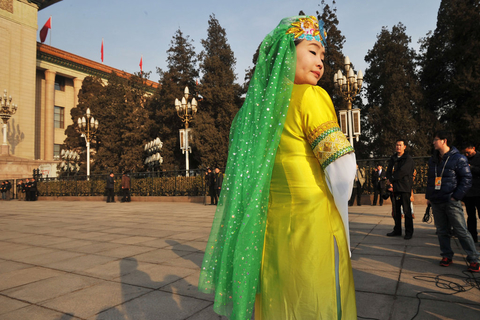 2013年3月5日，北京，第十二届全国人民代表大会第一次会议在人民大会堂开幕，身着民族服饰的代表、委员前往开会。  麦田/CFP