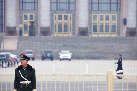 北京人民大会堂外执勤的安保人员。    Robin Fall/财新记者
