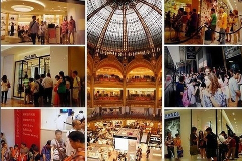 近些年，中国游客在国外疯狂采购奢侈品早已不是什么新闻。随着欧债危机的不断升级和欧元的大幅贬值，中国游客赴欧洲大肆采购，拉动“外需”的情形更是达到了一个新的高峰。