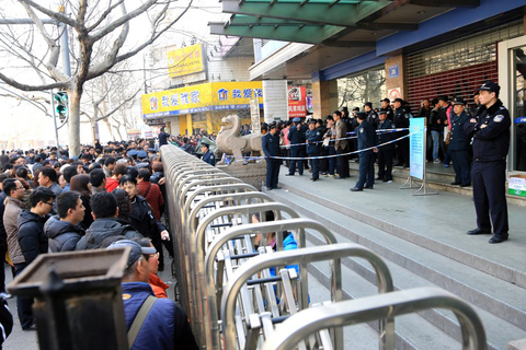 南京二手房交易“爆棚” 多警种增援现场