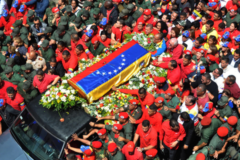 3月7日，委内瑞拉官方表示查韦斯的遗体将做防腐处理后放入水晶棺材以永久保存。另外，他的遗体将供民众继续瞻仰七天。图为3月6日，数万民众涌上街头向查韦斯告别。     LUIS CAMACHO/东方IC