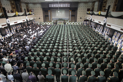 广州近2000人送别救人牺牲武警郑益龙