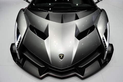 在2013年的日内瓦车展上，兰博基尼推出了一款限量车型――兰博基尼Veneno，作为其50周年庆典的献礼。按照兰博基尼品牌的传统，这一新款车型的名字Veneno同样来源于一头传奇式的斗牛。            Harold Cunningham/Getty Images/CFP