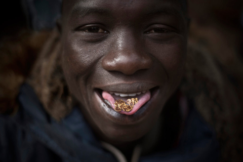 非洲大陆有着富饶的矿产，黄金钻石等贵重金属更是这里引以为豪的资源之一，西非国家马里便以金矿著称，只要在哪个村子发现了黄金，人们就会一拥而上。图为2013年2月4日，马里卡伊区，一位淘金者口含淘出的黄金。     CFP