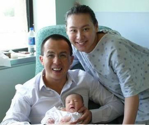 2009年4月26日，21岁梁洛施为李嘉诚次子李泽楷生下一子，一年后再添双胞胎两子。然而，2011年2月26日，梁洛施突然发布与李泽楷的分手声明，并被港媒爆料分手费达5亿港元加豪宅一栋。