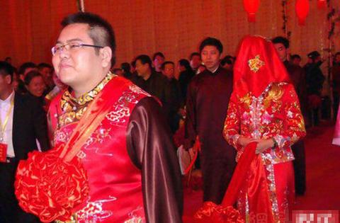 车晓：2010年1月24日，演员车晓与29岁的山西首富海鑫钢铁集团掌门人李兆会结婚，然而不到两年，两人便和平离婚。