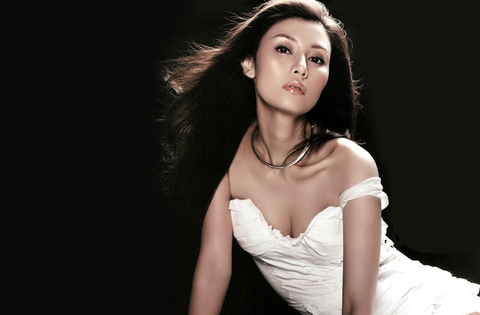 年近四十岁的美艳女星李嘉欣，在2009年与香港富商许晋亨成婚，终结自己的剩女称号。许晋亨是香港名家中建企业集团主席许世勋的儿子，其家族主要从事地产投资。