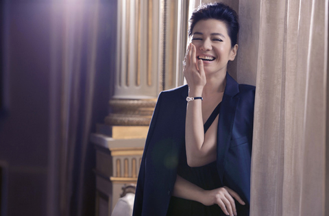 为华人世界公认的“性感女神”钟楚红，1991年与广告界才子朱家鼎步入婚姻殿堂，随机宣布息影，这令广大影迷伤心不已。然而不幸的是，2007年8月24日，朱家鼎因大肠癌病逝。