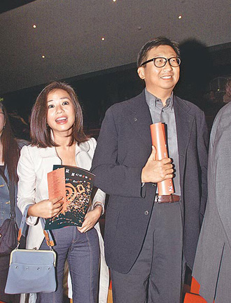 为华人世界公认的“性感女神”钟楚红，1991年与广告界才子朱家鼎步入婚姻殿堂，随机宣布息影，这令广大影迷伤心不已。然而不幸的是，2007年8月24日，朱家鼎因大肠癌病逝。