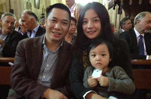 赵薇被香港及新加坡媒体发现，她在2008年与富商黄有龙注册结婚，并在2010年4月11日生下女儿。对于黄有龙的资产情况，具体不详。生意广泛，早年曾从事酒店管理工作，业务涉及房地产经营、金融投资管理、建材营销、汽车贸易及旅游等行业。