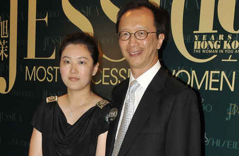 跳水女皇伏明霞退役后，嫁给了时任香港财政司司长梁锦松，并为其生下了两个儿子，一个女儿。