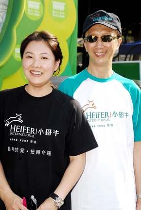 跳水女皇伏明霞退役后，嫁给了时任香港财政司司长梁锦松，并为其生下了两个儿子，一个女儿。