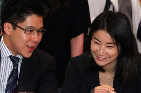 跳水女皇都钟情于香港人？2012年11月7日，伏明霞的师妹，得奥运金牌最多的跳水运动员郭晶晶和霍启刚举行婚姻注册仪式，正式嫁入香港豪门。