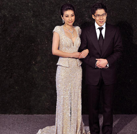 跳水女皇都钟情于香港人？2012年11月7日，伏明霞的师妹，得奥运金牌最多的跳水运动员郭晶晶和霍启刚举行婚姻注册仪式，正式嫁入香港豪门。