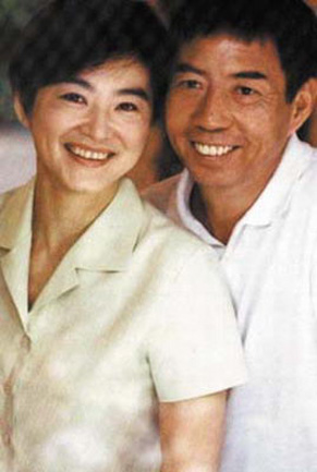 历经多年爱情艰辛路，林青霞于1994年嫁给了香港富豪邢李原。