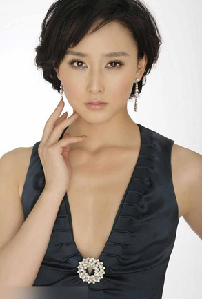 2008年9月27日，大陆女星胡静与马来西亚富豪朱兆祥完婚，有传言，两人豪华浪漫婚礼就耗资耗资三千万元。