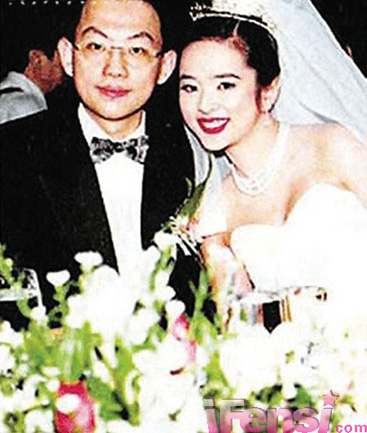 香港女星叶蕴仪1990年主演电影《孔雀王》获日本第17届电影大奖“最佳新人”、“最受欢迎的外国女星第二名”两项大奖。1995年退出演艺圈，与玩具商人陈柏浩闪电结婚，然而2000年1月，二人正式离婚。