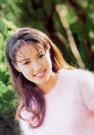 黎瑞恩是20世纪90年代香港少女歌手，下嫁香港金利来集团主席曾宪梓的儿子曾智明，两人育有一子一女。