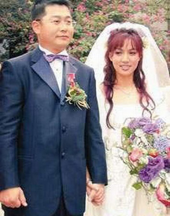 黎瑞恩是20世纪90年代香港少女歌手，下嫁香港金利来集团主席曾宪梓的儿子曾智明，两人育有一子一女。