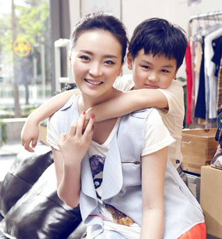 作为内地早期嫁入豪门的女星代表，王艳在出演《还珠格格》前就下嫁亿万富翁王志才，此次重归影视圈当上了“妈妈级”的演员。据悉，王志才是北京最早搞房地产的富翁，是圈中颇具声名的地产大亨。王艳认识他那会儿才二十出头。