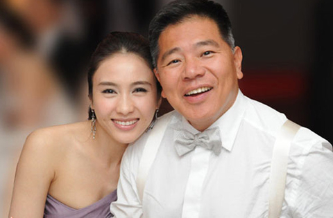 香港女星黎姿，2008年10月20日宣布退出娱乐圈，之后下嫁，香港富豪马廷强。马廷强是香港“东方报业集团”创办人之一马惜如之子，身价上亿港币。