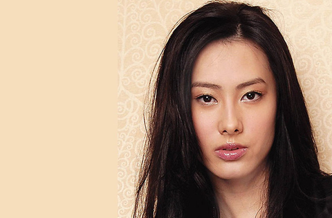 2009年4月26日，21岁梁洛施为李嘉诚次子李泽楷生下一子，一年后再添双胞胎两子。然而，2011年2月26日，梁洛施突然发布与李泽楷的分手声明，并被港媒爆料分手费达5亿港元加豪宅一栋。