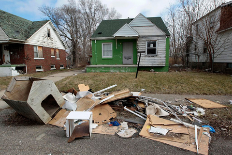 美国曾经的汽车工业中心底特律近年来濒临破产，密歇根州州长日前宣布，由州政府接手底特律市财政。现如今，底特律人口已由最繁盛时的180万跌到70万，房地产业几乎崩溃，一名投机商人声称，她一共买了363处房产，最大的一笔开支花了1万2千美元，最小的一套房子只花了500美元，这甚至买不到一双高档皮鞋。
