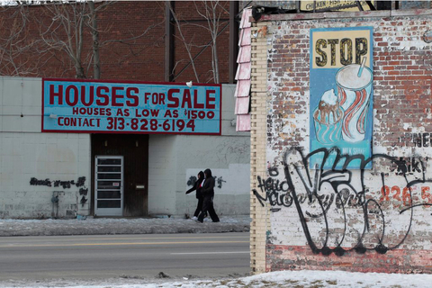 美国曾经的汽车工业中心底特律近年来濒临破产，密歇根州州长日前宣布，由州政府接手底特律市财政。现如今，底特律人口已由最繁盛时的180万跌到70万，房地产业几乎崩溃，一名投机商人声称，她一共买了363处房产，最大的一笔开支花了1万2千美元，最小的一套房子只花了500美元，这甚至买不到一双高档皮鞋。