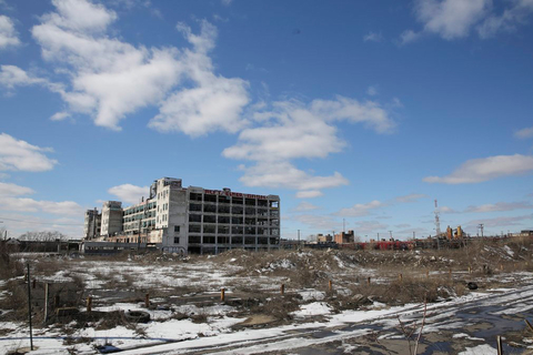 美国曾经的汽车工业中心底特律近年来濒临破产，密歇根州州长日前宣布，由州政府接手底特律市财政。现如今，底特律人口已由最繁盛时的180万跌到70万，房地产业几乎崩溃，一名投机商人声称，她一共买了363处房产，最大的一笔开支花了1万2千美元，最小的一套房子只花了500美元，这甚至买不到一双高档皮鞋。