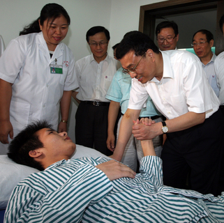 2008年4月26日，李克强在海南三亚市中医院调研时询问就诊患者的病情、治疗和花费，了解参加新型农村合作医疗的缴费和报销情况。