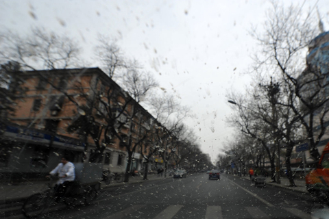 2013年3月19日，北京迎来全市性雨雪，由于降雪系统自西北向东南移动，今天上午北部的降雪率先拉开序幕。降雪落地后化成黄色泥水，街头车辆、行人衣物等都被黄色的降雪所覆盖。    CFP