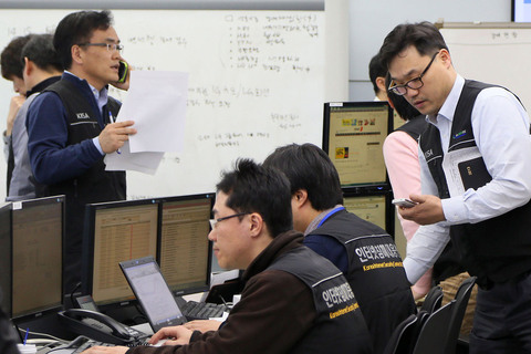 2013年3月20日，据韩联社报道，韩国 KBS、MBC、YTN等主要电视台及新韩银行、农协银行等部分金融公司的计算机网络全面瘫痪。韩国总统朴槿惠要求尽快查明瘫痪原因并制定对策。图为韩国互联网振兴院网络侵害对应中心的职员们异常忙碌。    CFP