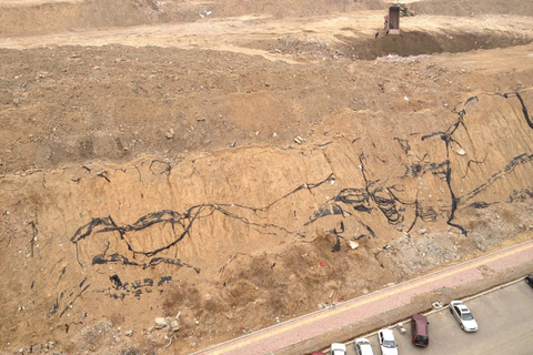 北京一小区外堆八层楼高建筑垃圾