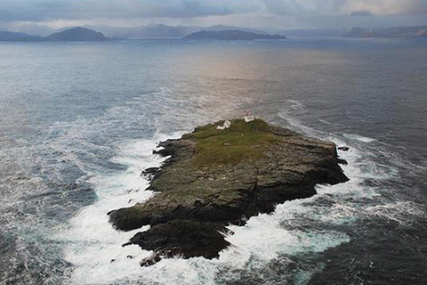 距挪威海岸约12海里的Svinoy Fyr岛上设有一座拥有百年历史的灯塔，该灯塔于2005年间实行了自动化，这座小岛只同时接待11名游客登岛观光。费用：1400欧元（约合人民币11354元）/天