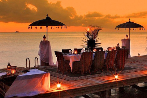 在穆沙岛的海滩餐厅中，旅客能伴着迷人的月光和篝火品尝当地美味的海鲜大餐及其酒窖中珍藏数年的醇香美酒。