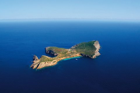 宁静的Isla Tagomago自2008年对外租赁以来，便为众多明星、运动员、政客和成功艺术家所喜爱。费用：100000欧元（约合人民币811030元）/周