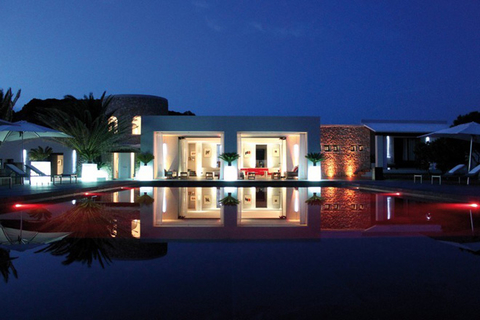 这座设有5间双人套房、一座泳池和无数照明设施的别墅是Isla Tagomago 上唯一的住所。