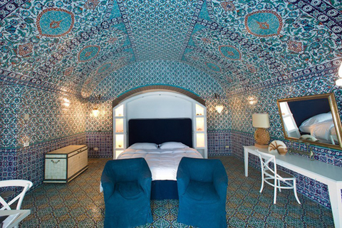 Li Galli 岛上配备着6间套房、一片泳池、一座教堂及9名为旅客提供优良服务的工作人员。