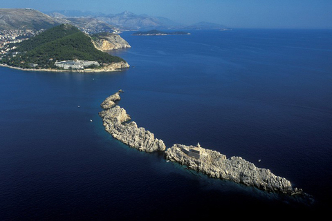 克罗地亚沿线坐落着大约11座设有灯塔的私人小岛，每座小岛都对外提供着租赁的服务。多数小岛上的灯塔至今仍采用着人工的运作，而灯塔看守人也经常会为游客提供各种丰富的小岛观光之旅。