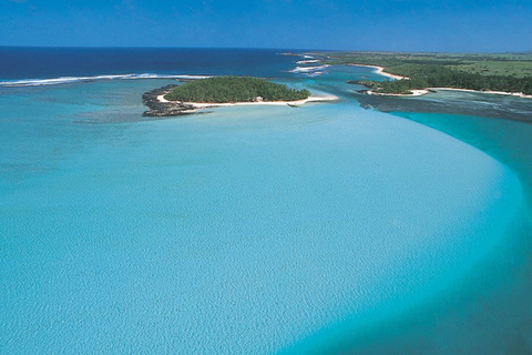 距离毛里求斯蓝海湾大约5分钟航程的Ile des Deux Cocos距附近的五星级酒店也只有200米。除了附近的五星级酒店，游客还可选择入住岛上设有两间卧室的海岛别墅，享受工作人员为你提供的优质服务。费用：1650欧元（约合人民币13382元）/天